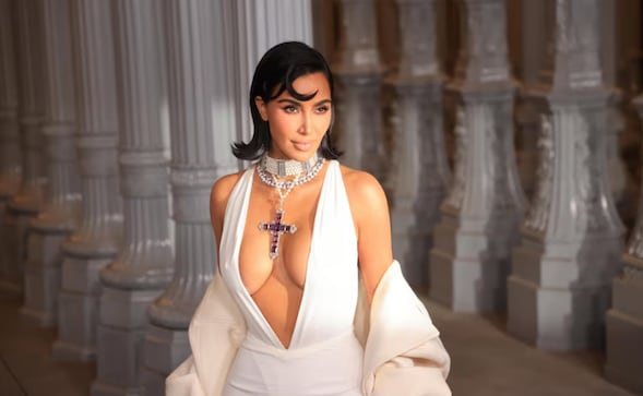 Kim Kardashian se lleva todas las miradas al posar en lencería nude de Skims 