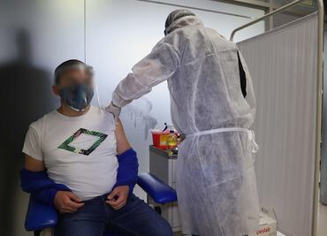 Los primeros que deben vacunarse contra el coronavirus, según los CDC