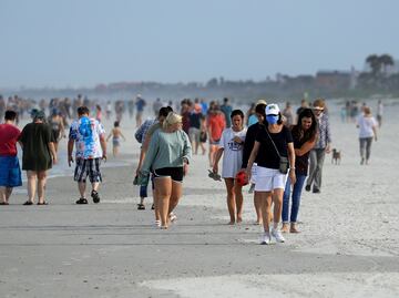 Reabren algunas playas de Florida y turistas acuden en masa