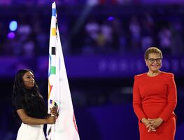 Los Ángeles recibe de París la bandera olímpica para 2028