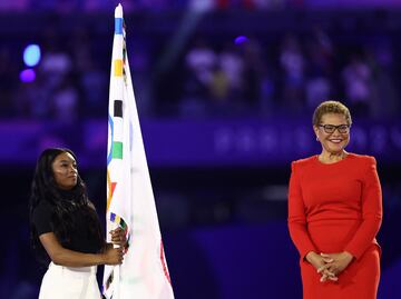 Los Ángeles recibe de París la bandera olímpica para 2028