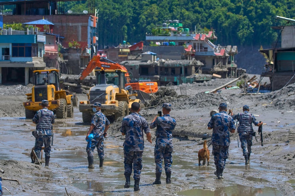 Por riada, Nepal vive una tragedia: aumenta la cifra de muertos a 362 y más de 1,400 desaparecidos. (AP Photo/Niranjan Shrestha)
