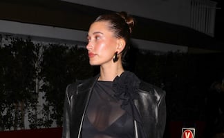 Hailey Bieber presume su lencería con diminuto vestido transparente 