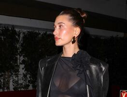 Hailey Bieber presume su lencería con diminuto vestido transparente