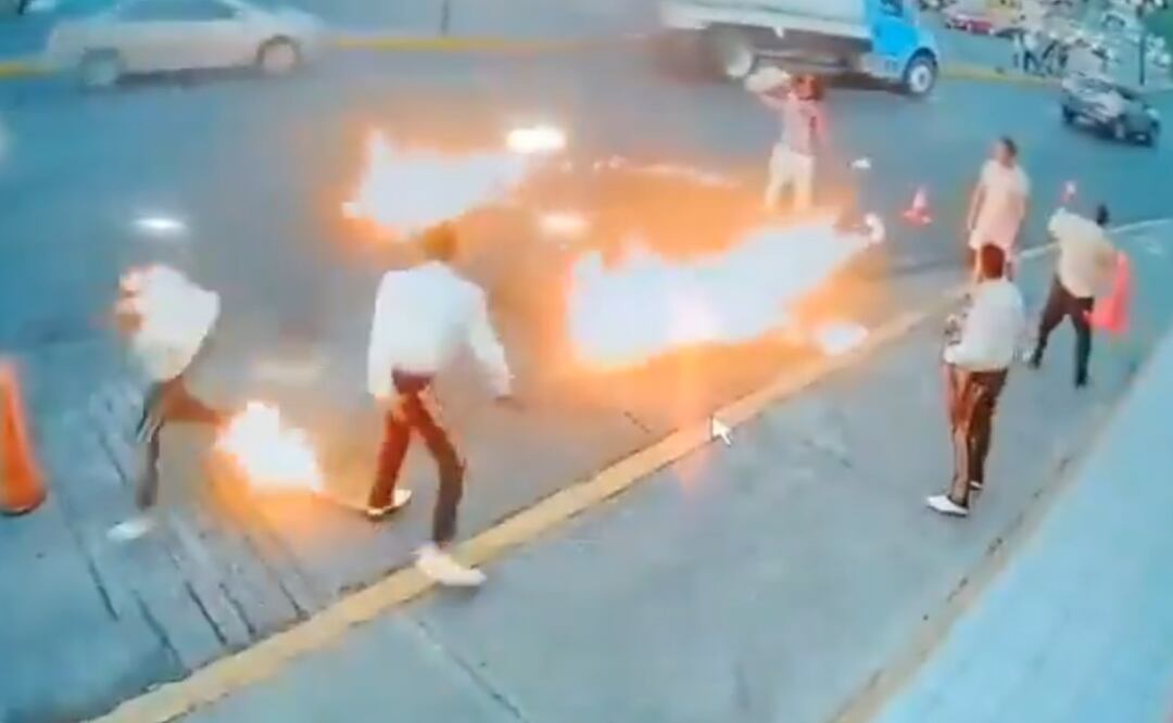 Tragafuegos incendia a mariachis tras pelea callejera en Morelia. Foto: Captura X
