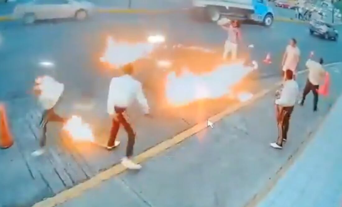 Tragafuegos incendia a mariachis tras pelea callejera en Morelia. Foto: Captura X