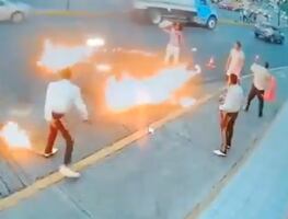 Tragafuegos incendia a mariachis tras pelea callejera en Morelia. VIRAL