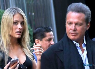 Novia de Luis Miguel presume su flexibilidad en bikini