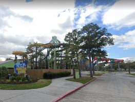 "Incidente químico" afecta a más de 60 turistas en parque acuático de Six Flags en Texas