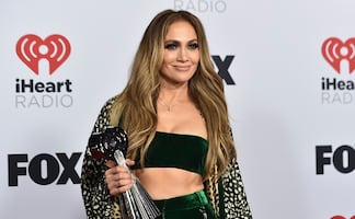 Jennifer Lopez se luce más atrevida que nunca con lencería traslúcida en sesión