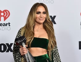Jennifer Lopez se luce más atrevida que nunca con lencería traslúcida en sesión