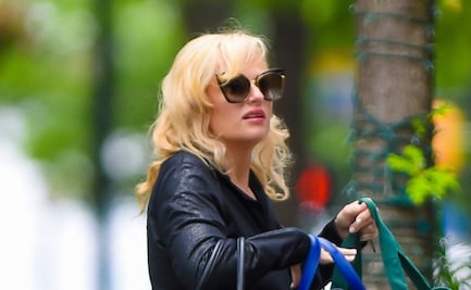 Rebel Wilson se luce en traje de baño y pareo en la playa