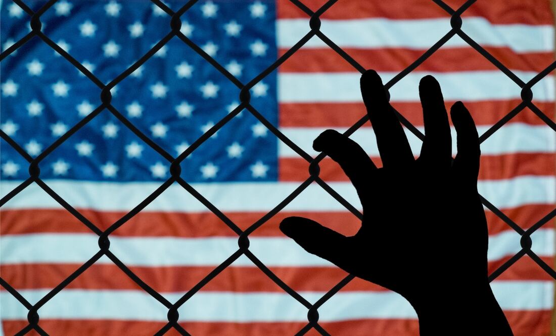 Deportaciones masivas de Trump podrían provocar la caída del PIB de EU, señalan expertos. Foto: iStock / Brad Greeff