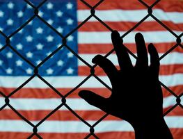 Deportaciones masivas de Trump podrían provocar la caída del PIB de EU, señalan expertos