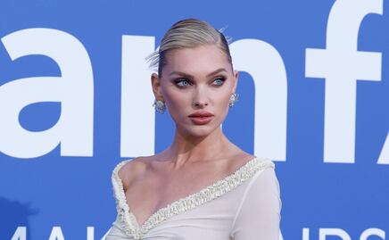Elsa Hosk eleva la temperatura con cuerpazo en microbikini rosa metálico