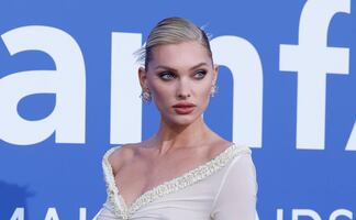 Elsa Hosk modela atrevido vestido con recortes y transparencias en Cannes