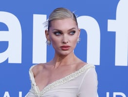 Elsa Hosk eleva la temperatura con cuerpazo en microbikini rosa metálico