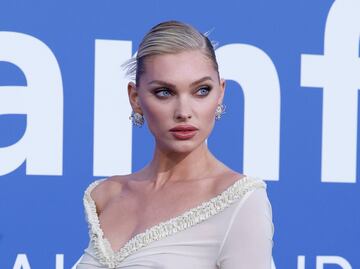 Elsa Hosk eleva la temperatura con cuerpazo en microbikini rosa metálico