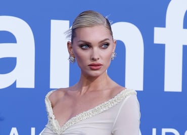 Elsa Hosk modela atrevido vestido con recortes y transparencias en Cannes