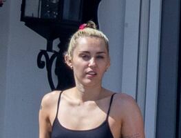 Miley Cyrus "impacta" con traje de baño y nuevo novio en México