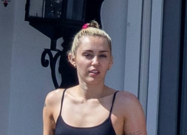 Miley Cyrus "impacta" con traje de baño y nuevo novio en México