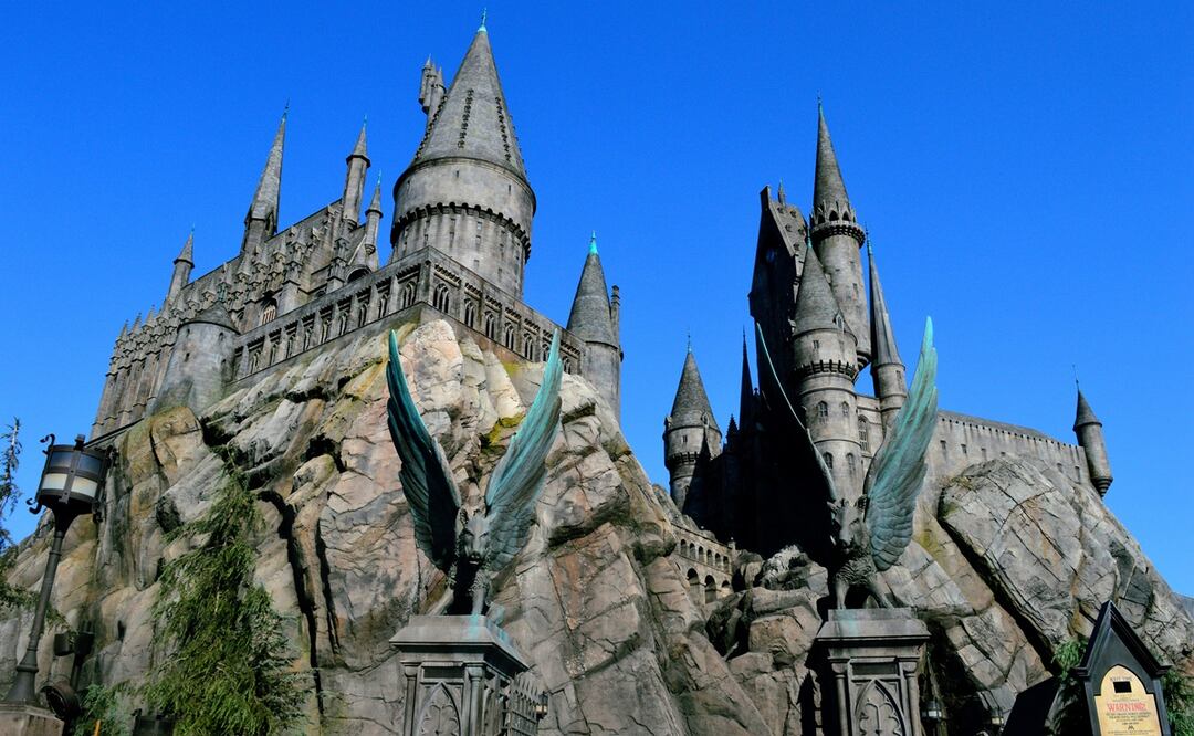 Hogwarts Castle/ iStock/ rozdemir01