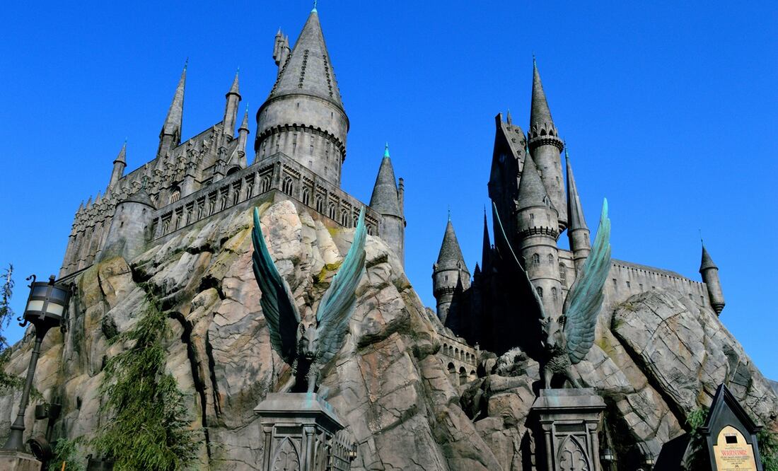 Hogwarts Castle/ iStock/ rozdemir01