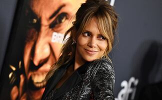 Halle Berry conquista Manhattan con top traslúcido a los 55 años