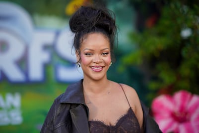 Rihanna presume figura de impacto con lencería negra en campaña publicitaria  