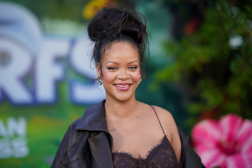 Rihanna presume figura de impacto con lencería negra en campaña publicitaria