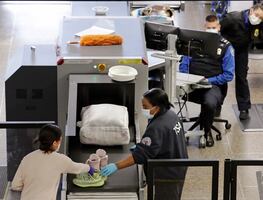 Revelan los objetos más raros hallados en aeropuertos de EU en 2021