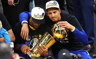 Juan Toscano, el primer mexicano en ganar la NBA, presume bandera tricolor