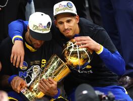 Juan Toscano, el primer mexicano en ganar la NBA, presume bandera tricolor