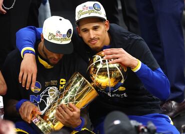 Juan Toscano, el primer mexicano en ganar la NBA, presume bandera tricolor