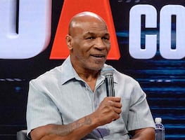 Mike Tyson, de 57 años, se va a los golpes con Shannon Briggs en pelea callejera