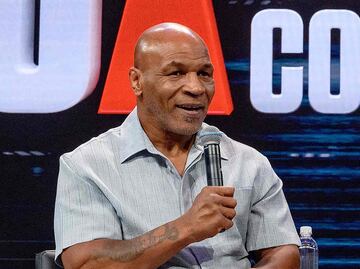 Mike Tyson, de 57 años, se va a los golpes con Shannon Briggs en pelea callejera