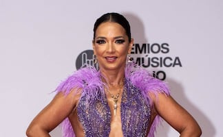 Adamari López 'arranca suspiros' con microfalda rosa en Instagram