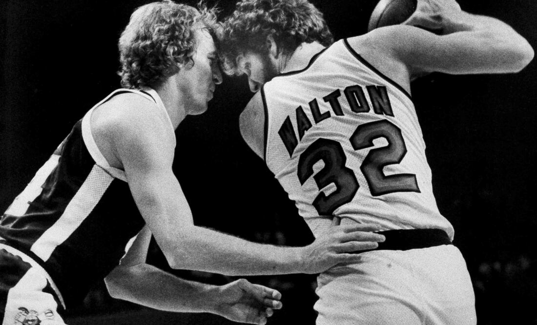 Muere Bill Walton, icónico pívot de la NBA y campeón con Blazers y Celtics. FOTO: AP / Jack Smith