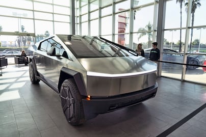 Tesla llama a revisión a más de 3 mil camionetas Cybertruck tras alerta de usuario en TikTok