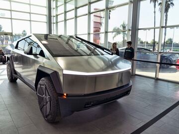 Tesla llama a revisión a más de 3 mil camionetas Cybertruck tras alerta de usuario en TikTok