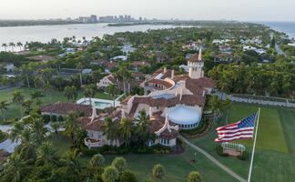 Fiscalía de EU pide mantener secreto el texto que motivó cateo a mansión de Trump