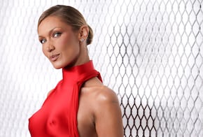 Bella Hadid se luce en lencería negra frente a la ventana y deslumbra en Instagram