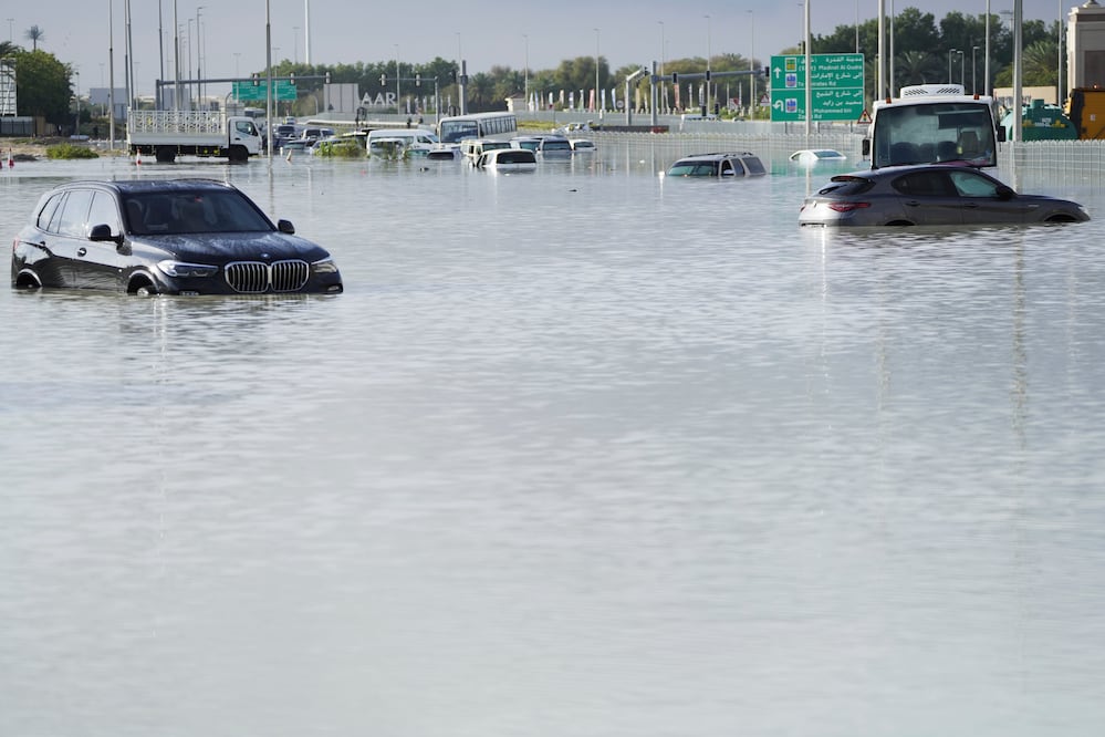 Tormenta 'Hadir' causa las peores lluvias en 75 años en Emiratos Árabes Unidos. FOTOS (AP Photo/Jon Gambrell)