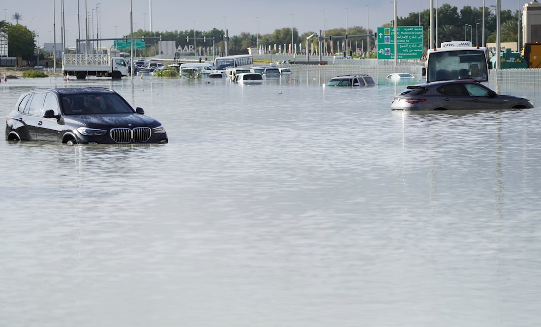 Tormenta 'Hadir' causa las peores lluvias en 75 años en Emiratos Árabes Unidos. FOTOS (AP Photo/Jon Gambrell)
