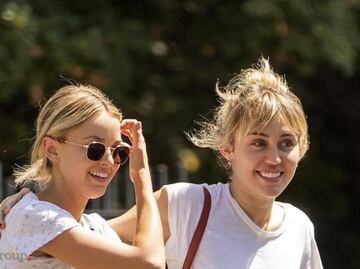 Miley Cyrus pasea en braless junto a su novia Kaitlynn Carter