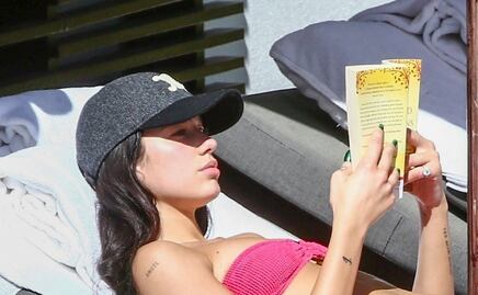 Dua Lipa muestra abdomen de impacto con bikini rosa en Miami