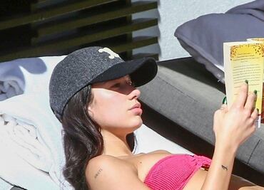 Dua Lipa muestra abdomen de impacto con bikini rosa en Miami