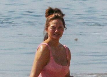 Chrissy Teigen presume silueta con bodysuit rosa en playas de Malibú