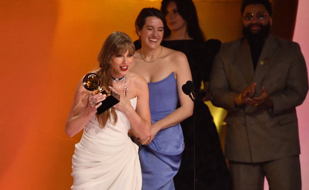 Taylor Swift hace historia en los Grammy con su cuarto premio a álbum del año. Foto AFP