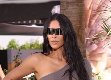 Kim Kardashian derrocha belleza con look braless en California